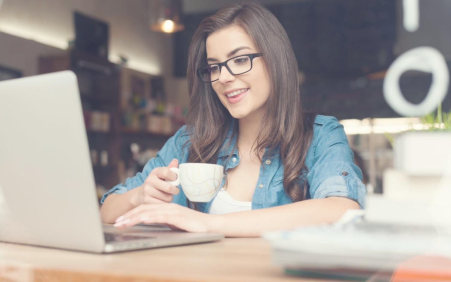 Finanzanalyse und Dokumentenprüfung im Büro