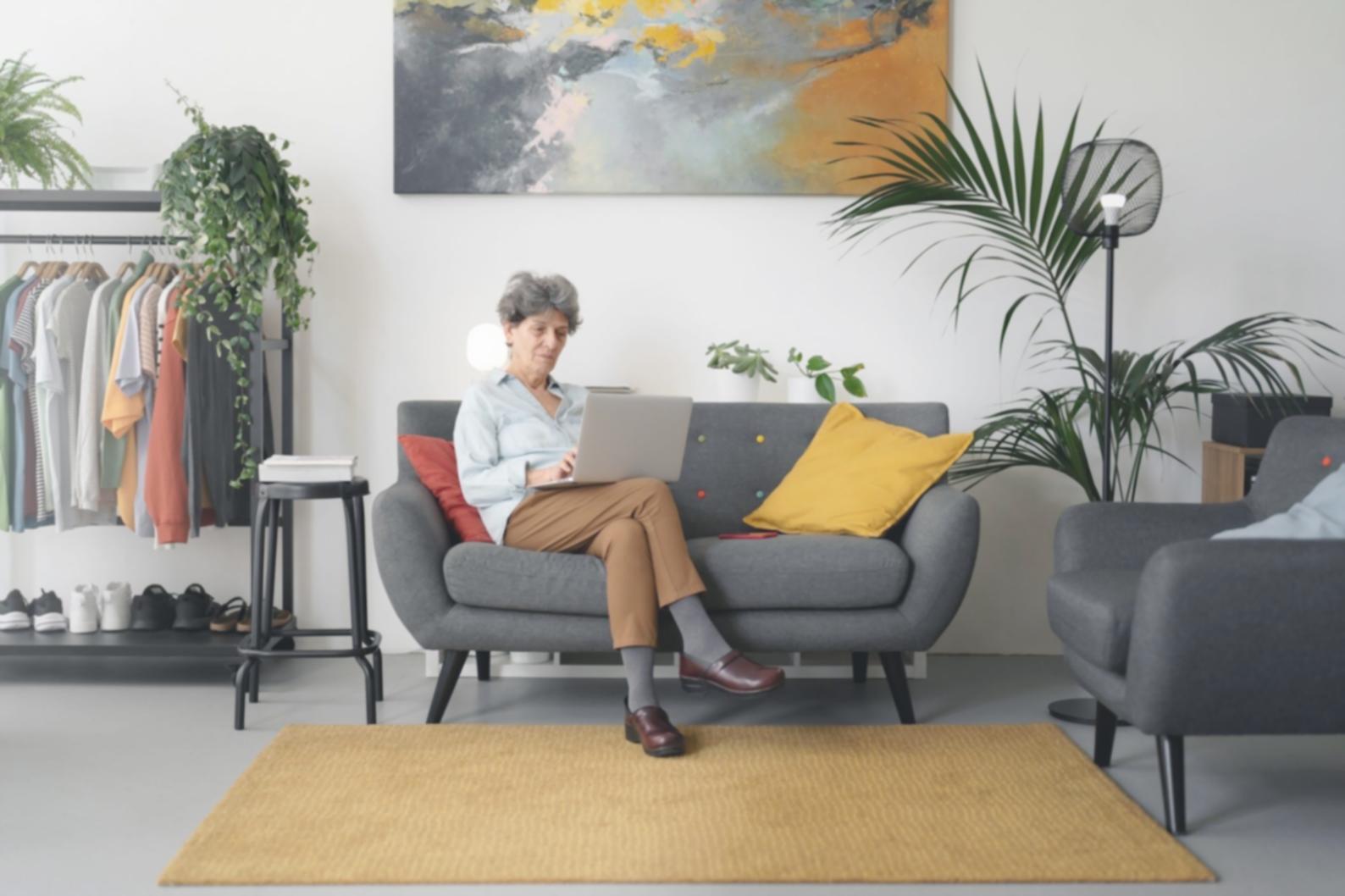 Finanzberatung und Lernmaterialien auf einem modernen Schreibtisch