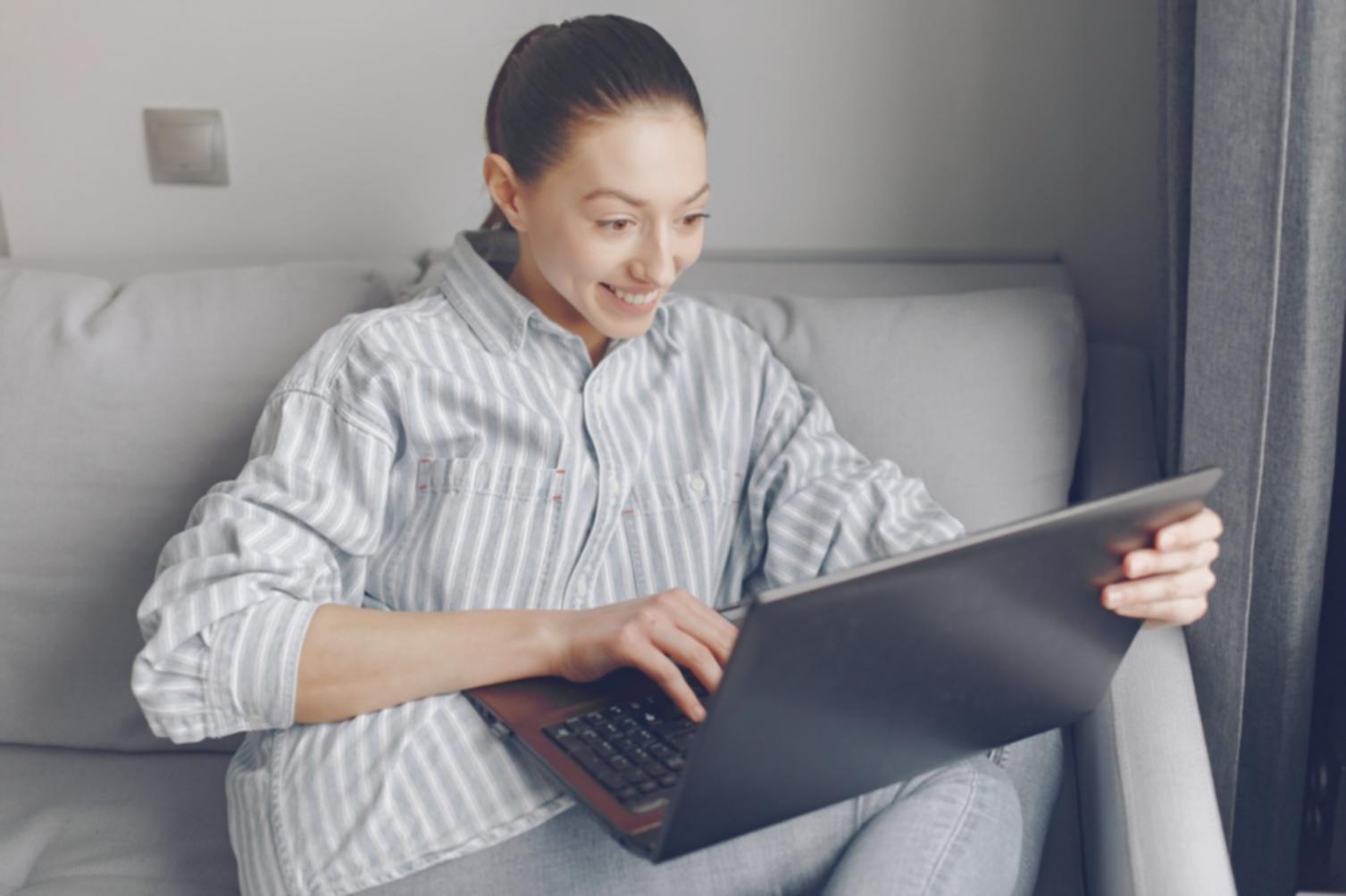 Moderne Lernumgebung mit Finanzunterlagen und digitalen Tools