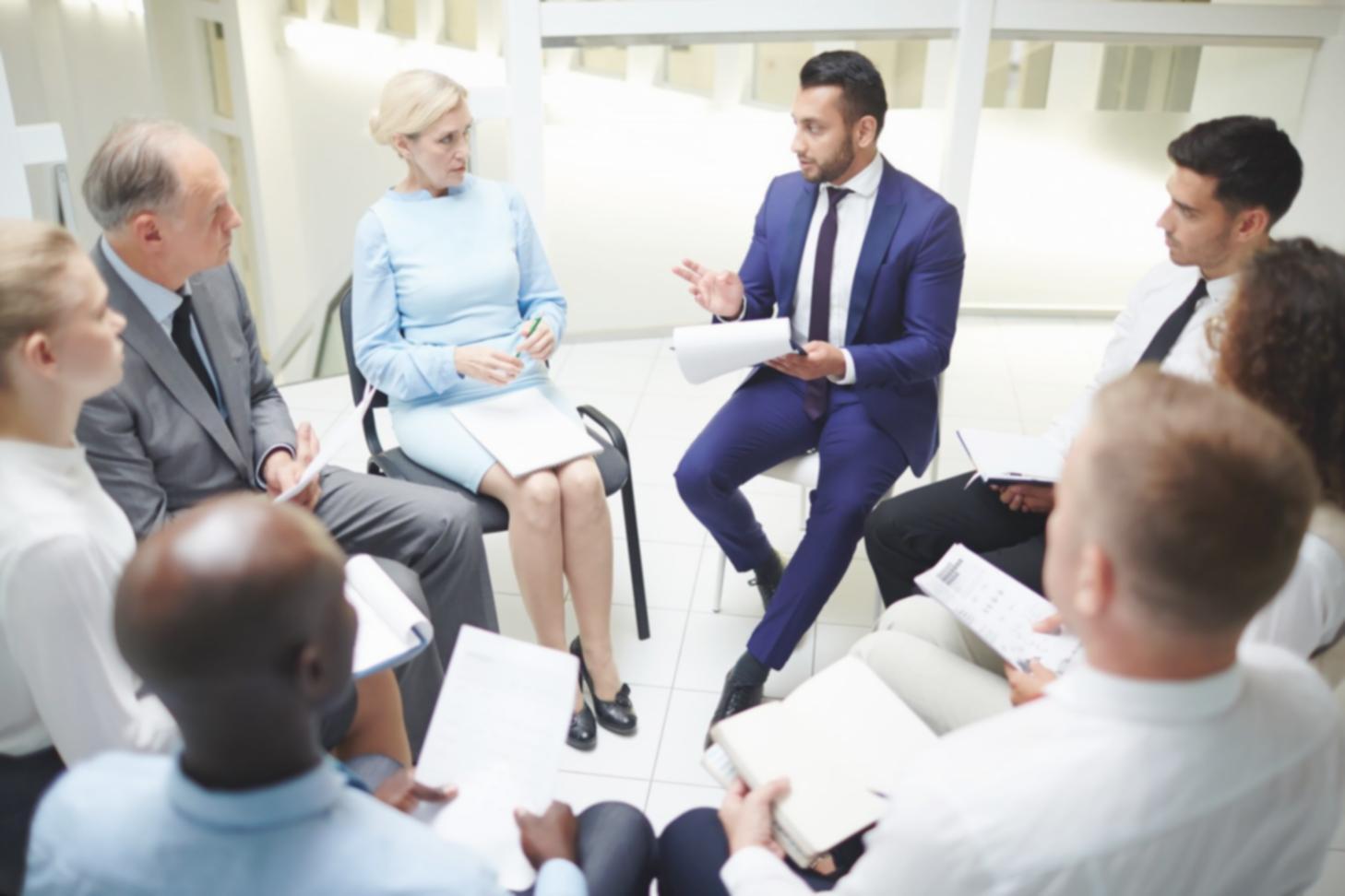 Teamarbeit bei der Lösungsfindung für komplexe Finanzfragen